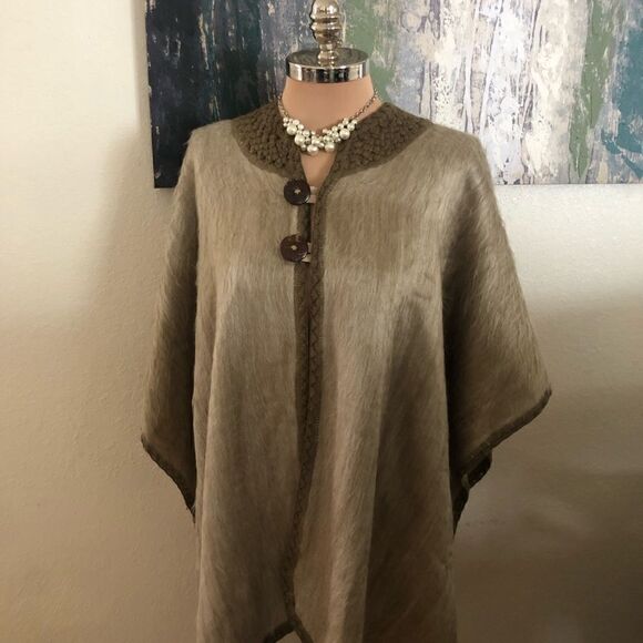 Shupaca Alpaca Two Button Cape Poncho Taupe One Size Beautiful! - Picture 1 of 9